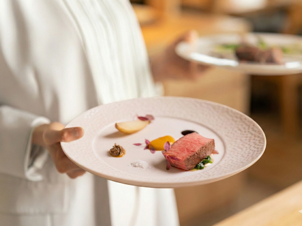 【オープニング求人】サービススタッフ(正社員)募集 / 日本の象徴・国立競技場で、新たなホスピタリティの歴史を創る。 2026年春開業。世界基準の VIPエリアを統括するオープニングのスタッフ