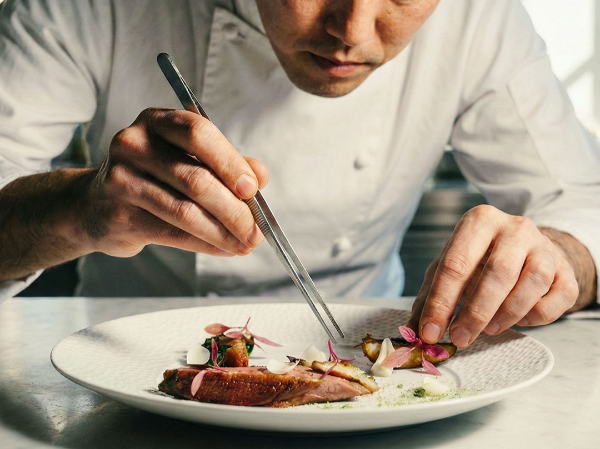 【オープニング求人】スーシェフ:副料理長(正社員)募集 / 日本の象徴・国立競技場で、新たなホスピタリティの歴史を創る。 2026年春開業。世界基準の VIPエリアのスーシェフ