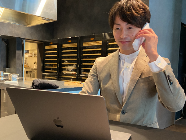 お客様・企業様とのメール・電話も
メインの仕事です