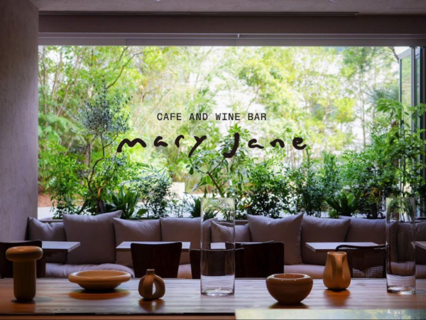 カフェのホールスタッフ募集です。