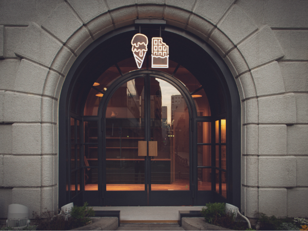 日本橋兜町の歴史ある日証館にオープン
店内はモダンでシックな空間に