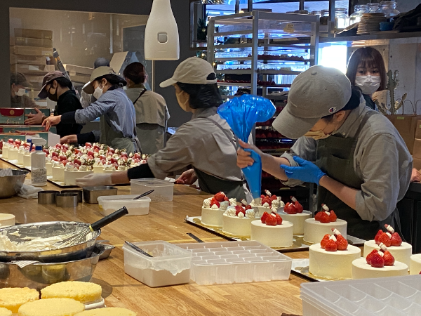 広い厨房で次々に
お菓子を仕上げます