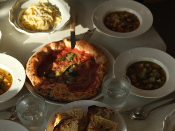 窯で焼き上げるピザ