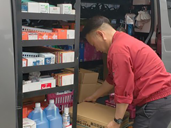 営業一筋24年、課長としてチームの業績とメンバー育成を担っています。