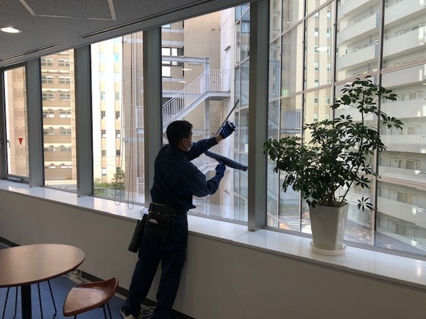 ◆◆ 早上がりでの日給保証◆◆ << ガラス清掃スタッフ/週3日~OK >> ◎現場へ直行直帰OK ◎車通勤OK(現場による)