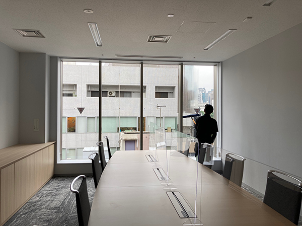 室内から始めて、ガラス掃除のノウハウを学ぶ