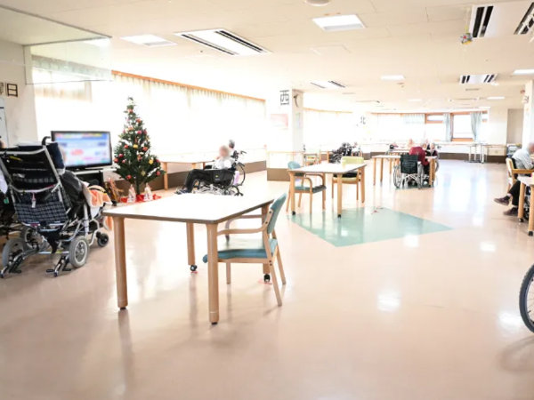 デイルームや居室には大きな窓があり
自然光が差し込む明るい空間です。