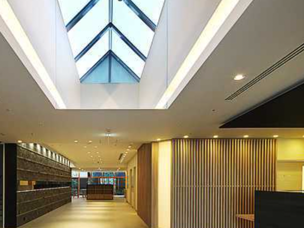 ケアマネ/日勤のみ/月間休日9日以上/駅から徒歩8分で通勤に便利◎ケアマネとして老健で自立支援を目指せる方◎